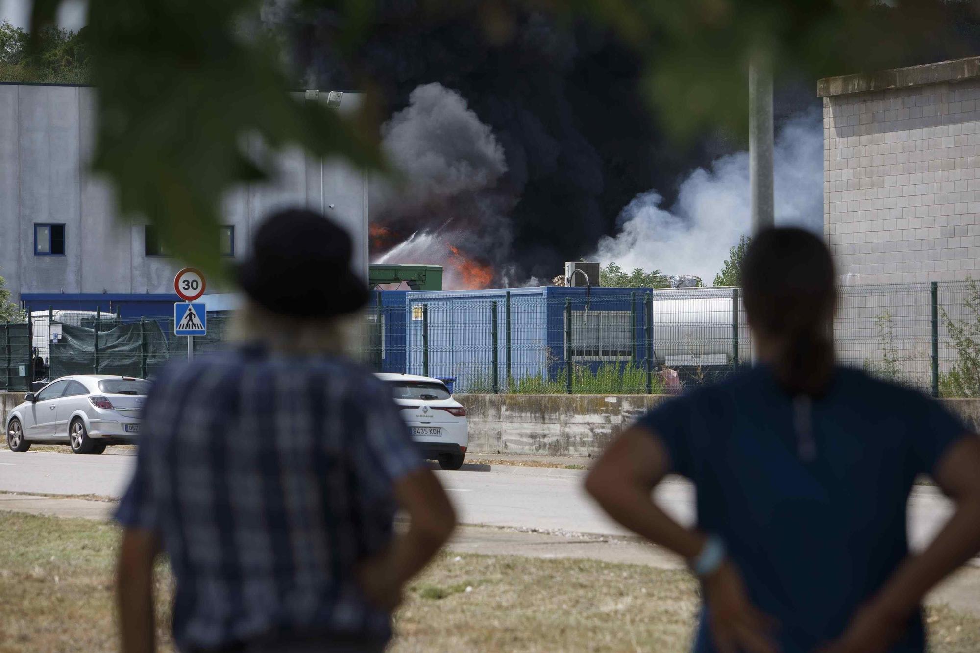 Incendi a una planta de triatge de Riudellots de la Selva