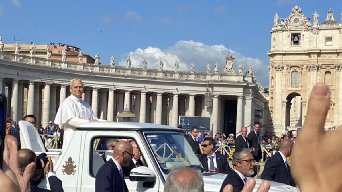 León XIV recorre la plaza de San Pedro del Vaticano
