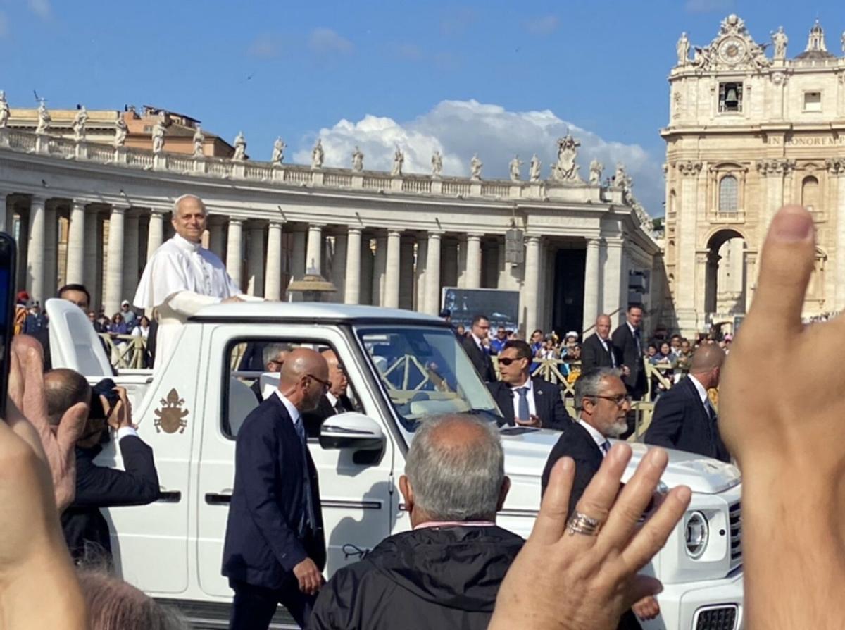 El papa León XIV recorre la plaza de San Pedro del Vaticano, antes del inicio de la eucaristía que marca el inicio de su pontificado, el 18 de mayo de 2025