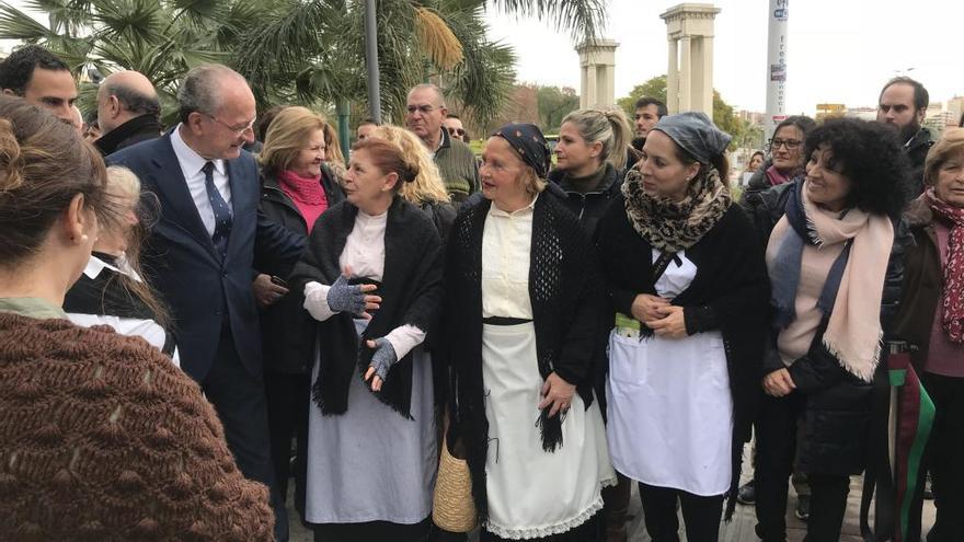 El alcalde, Francisco de la Torre, con las faeneras en la celebración del centenario