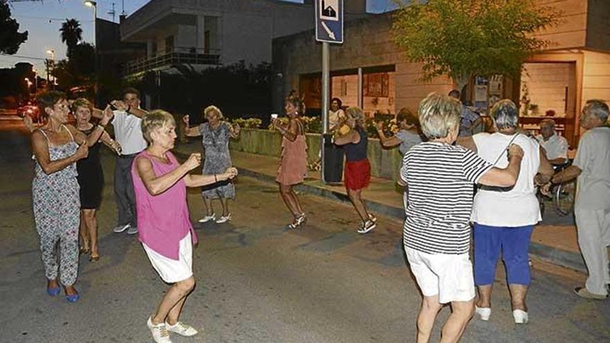 Vecinos y feligreses de Cala Millor improvisaron el ´ball de bot´.