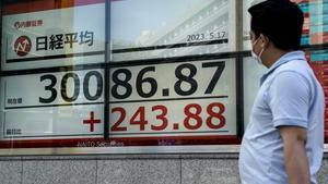 Tokyo (Japan), 17/05/2023.- A pedestrian stops to watch a display showing the Nikkei Stock Average during an afternoon trading session at the Tokyo Stock Exchange in Tokyo, Japan, 17 May 2023. The Tokyo stock benchmark recovered to the 30,000 level for the first time in one year and eight months. The Cabinet Office stated on 17 May 2023 that Japan’s GDP in January-March period grew 0.4 percent from the previous quarter, annualized 1.6 percent and positive for the first time in three quarters. (Japón, Tokio) EFE/EPA/KIMIMASA MAYAMA