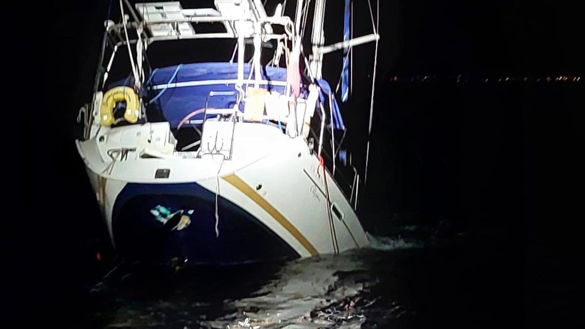 El velero 'Bonhomme William' hudiéndose en el Estrecho tras una interacción con orcas.