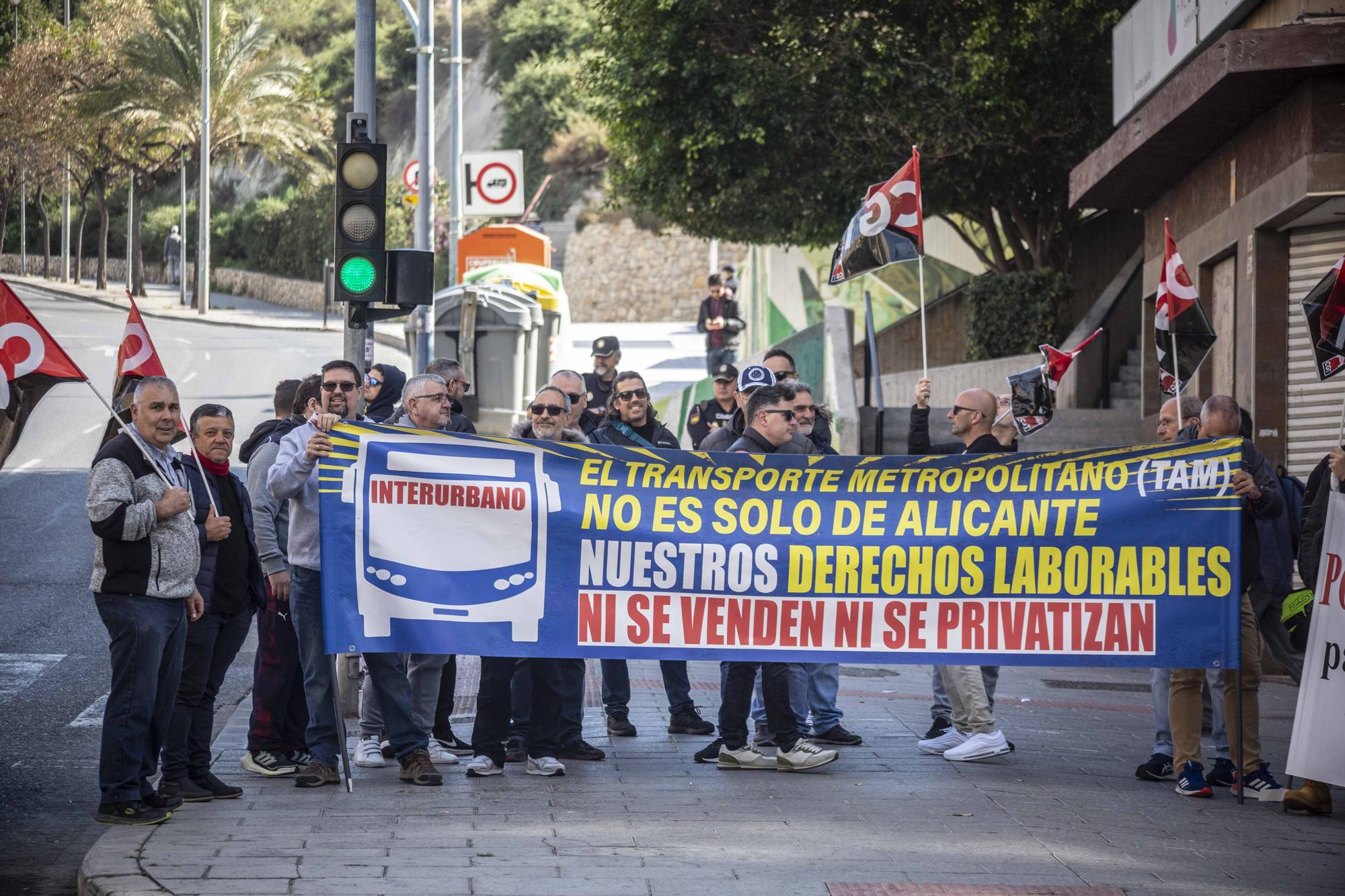 Decenas de personas esperan en las paradas de las líneas 21, 23 y 24 a un transporte en servicios mínimos que pasa cada 60 minutos