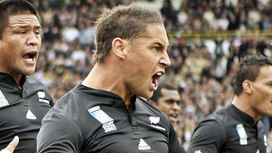 Los míticos All Blacks, haciendo su famosa haka antes de un partido