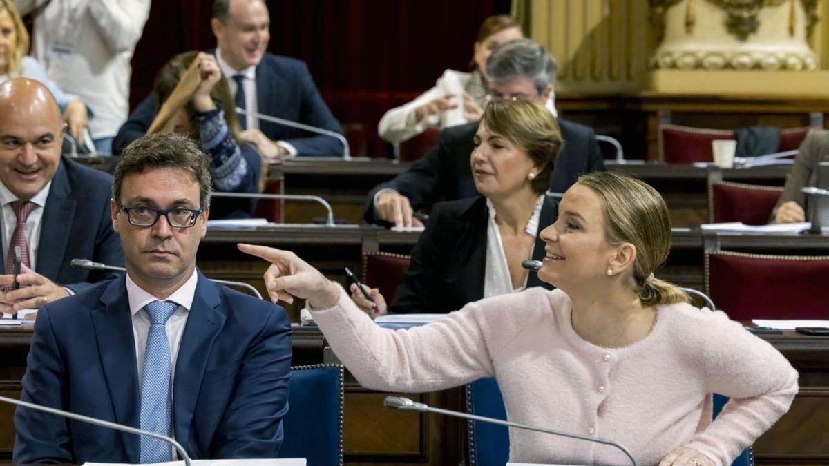 El vicepresidente del Govern, Antoni Costa, junto a la presidenta, Marga Prohens. | CATI CLADERA/EFE