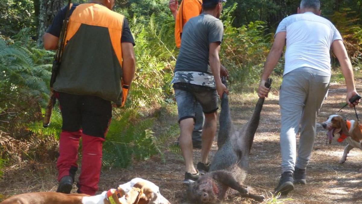 Cazadores con una presa.