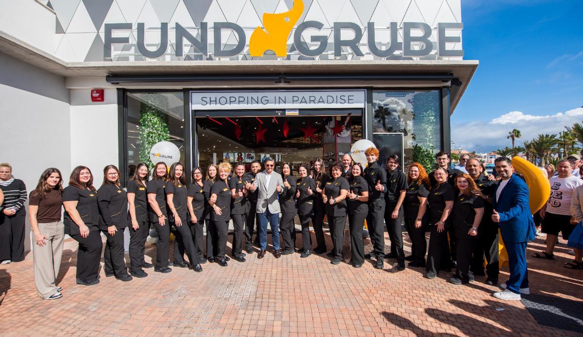 Equipo de Fund Grube Caleta de Fuste junto a Dhiraj Chhabria Presidente y CEO De Fund Grube Gonzalo Arceo Director de Ventas de Fund Grube.