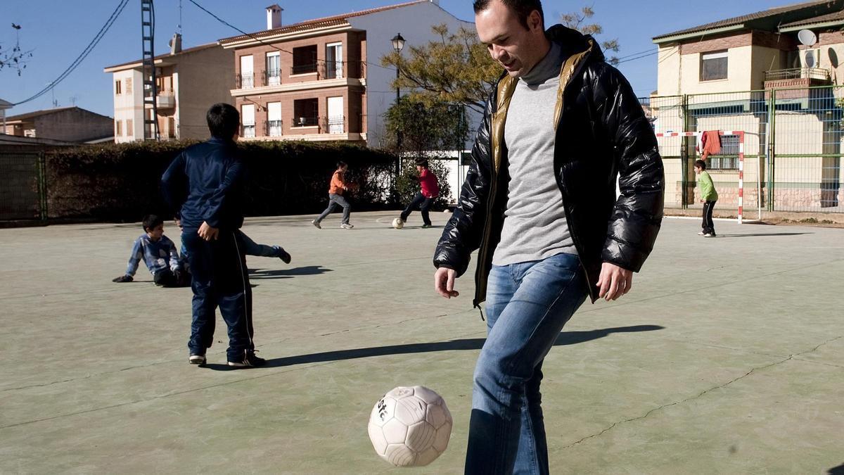 Iniesta tocando el balón en la pista de su pueblo donde empezó a dar su primeros pasos con la pelota en Fuentealbilla (Albacete) en diciembre de 2010.