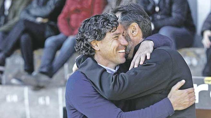 Raúl Garrido y Vicente Moreno, ambos valencianos, se saludan al inicio del partido.