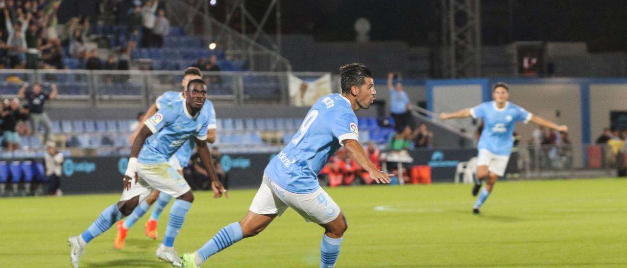 Nolito corre a celebrar el gol con sus compañeros que suponía el 2-1 antes del descanso, ayer ante el CD Lugo. | VICENT MARÍ