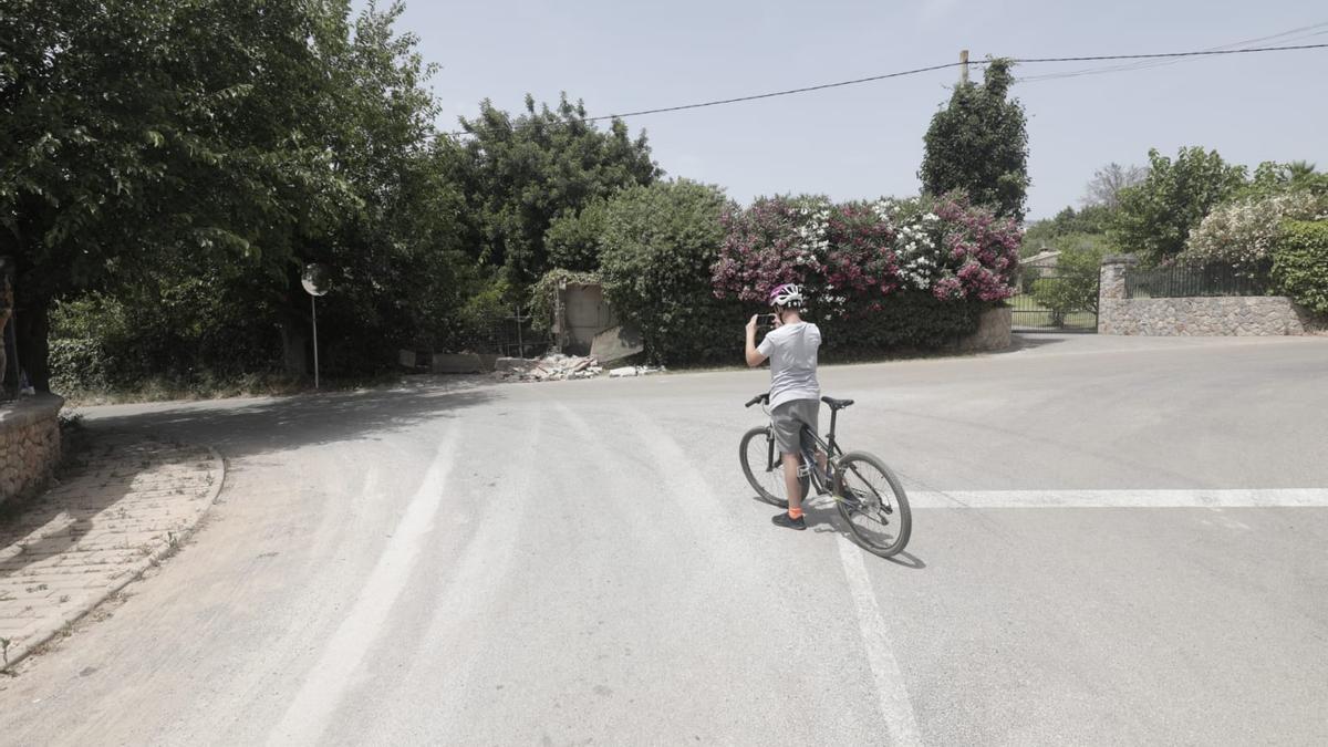 Un ciclista fotografía el lugar donde el Bugatti de Cristiano Ronaldo ha tenido el accidente en Bunyola.