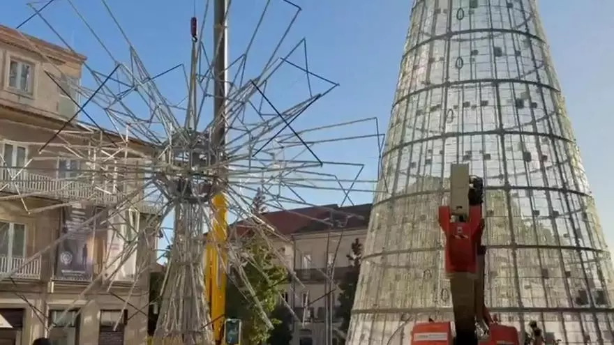 La estrella corona el árbol de Navidad de Vigo, que vuelve a superar los 44 metros