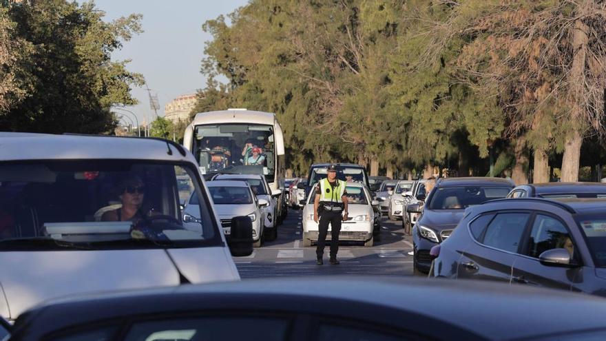 A la caza del eclipse: salir de Madrid y Barcelona se complica mientras Valencia y Baleares cortan carreteras y accesos