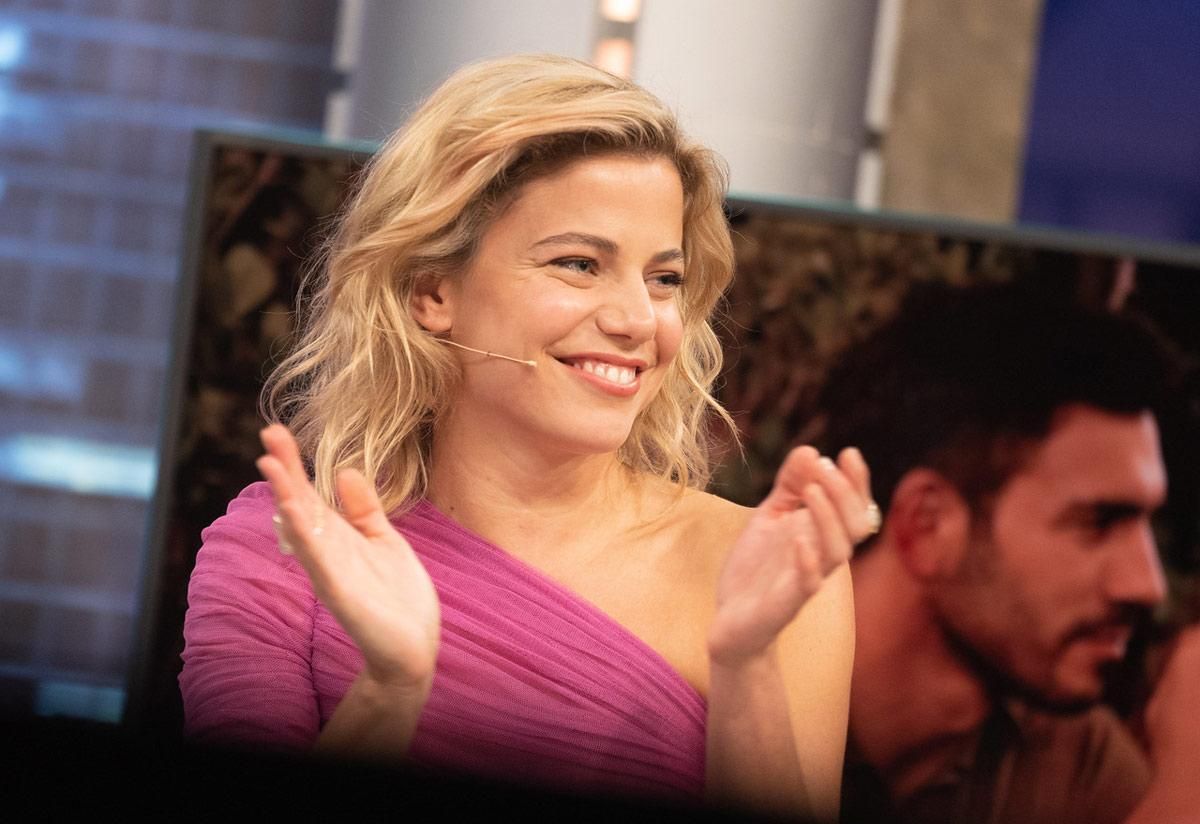 Justina Bustos, con vestido de gasa fucsia