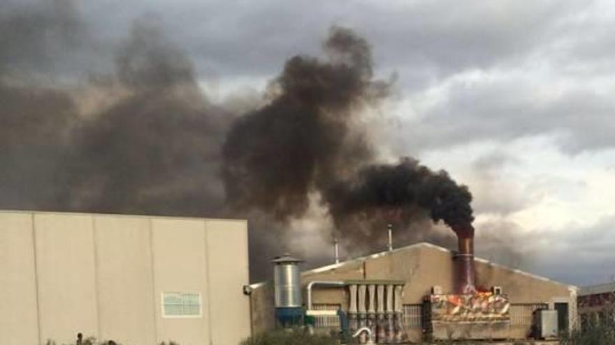 El fuego calcina parte de una fábrica en Elda