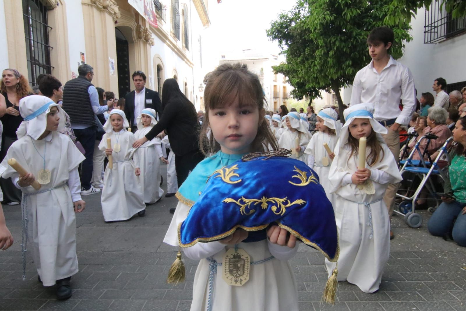 Pequeños del colegio de la Inmaculada durante su procesión.