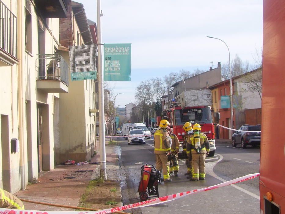 Els efectius d''emergències treballant en l''incendi d''un pis d''Olot