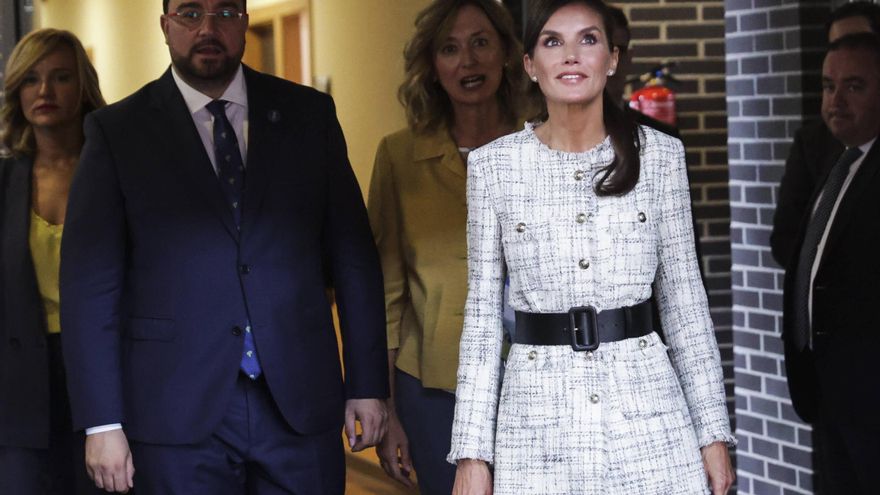 Vestir como una reina: este es el reinventado look &quot;low cost&quot; que lució la Reina Letizia en su visita a Langreo