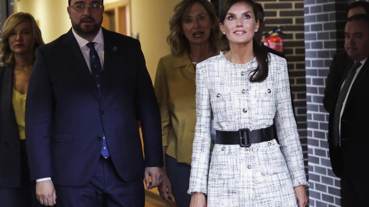 La Reina Letizia, a su llegada al CISLAN de Langreo, con el Presidente de Asturias.