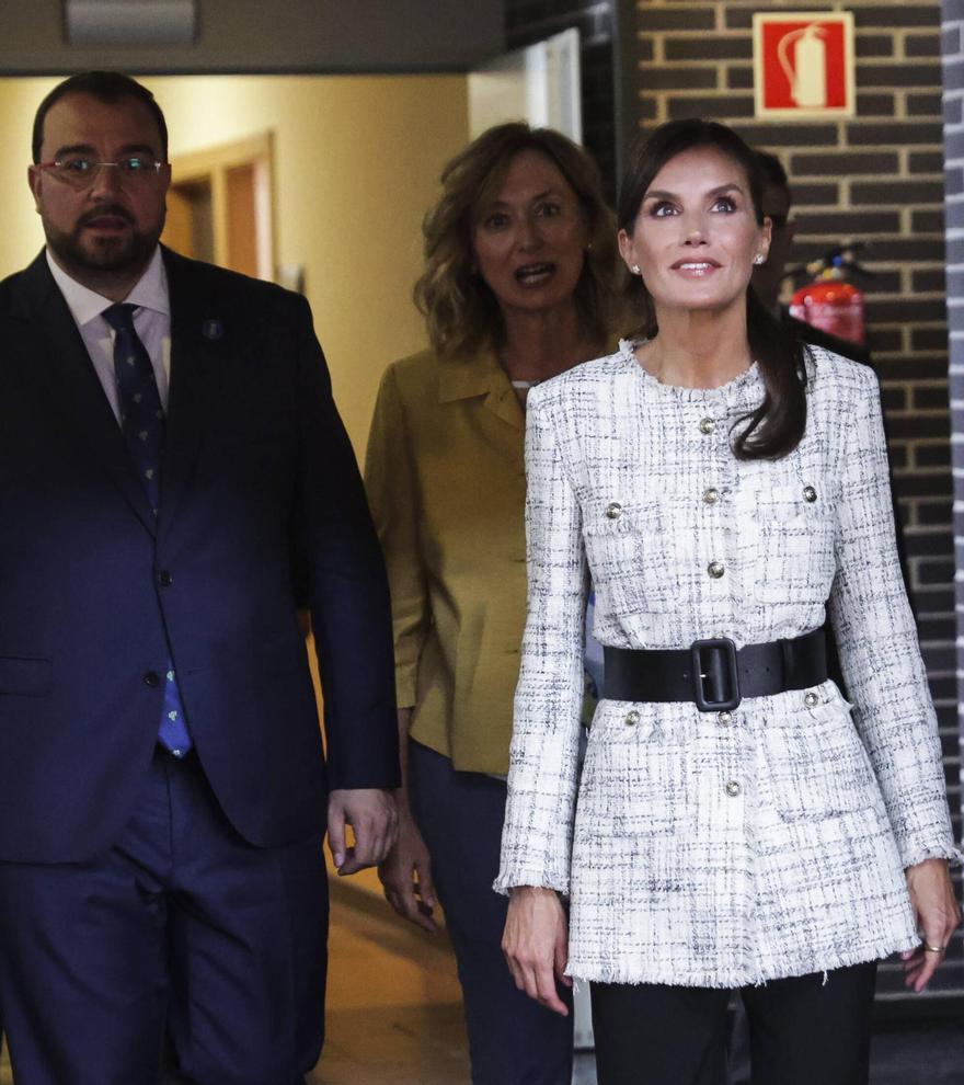 Vestir como una reina: este es el reinventado look &quot;low cost&quot; que lució la Reina Letizia en su visita a Langreo