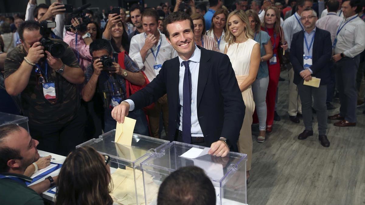 Pablo Casado votando