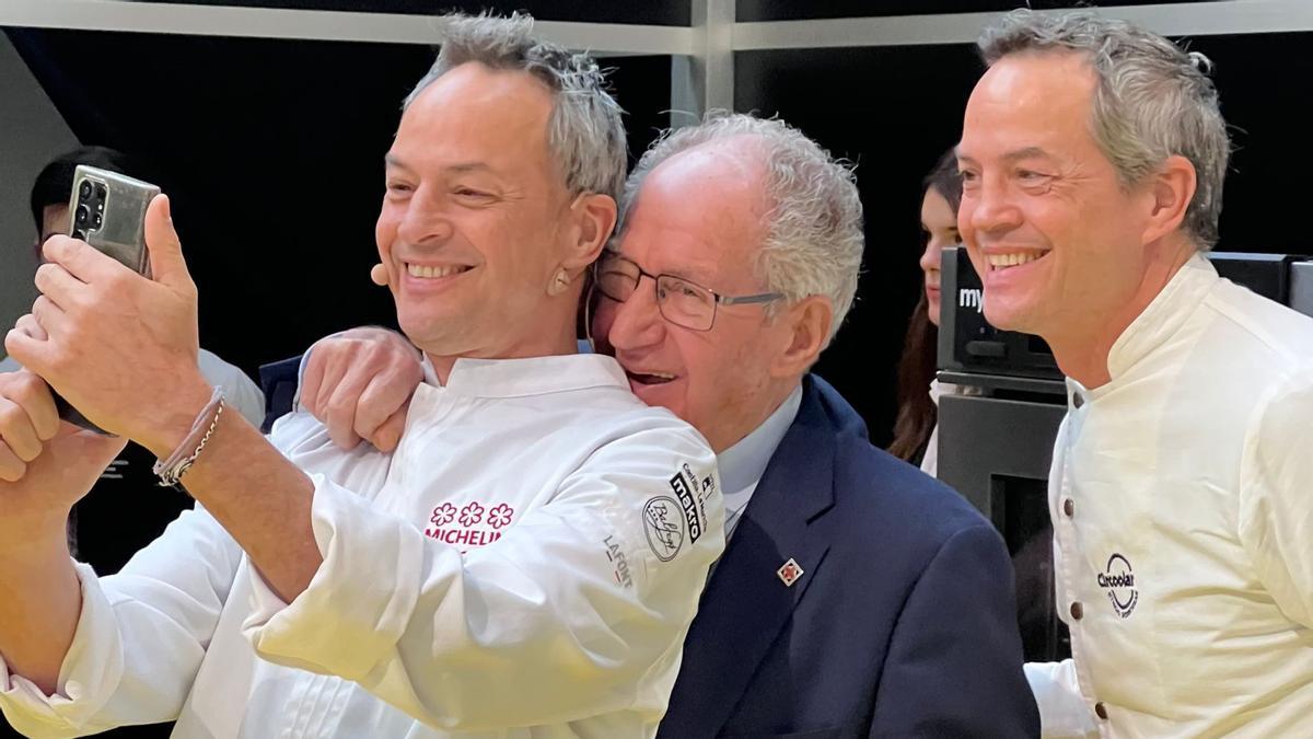 Los hermanos Torres, con Josep Lladonosa, durante la presentación de los premios gastronómicos de este último.