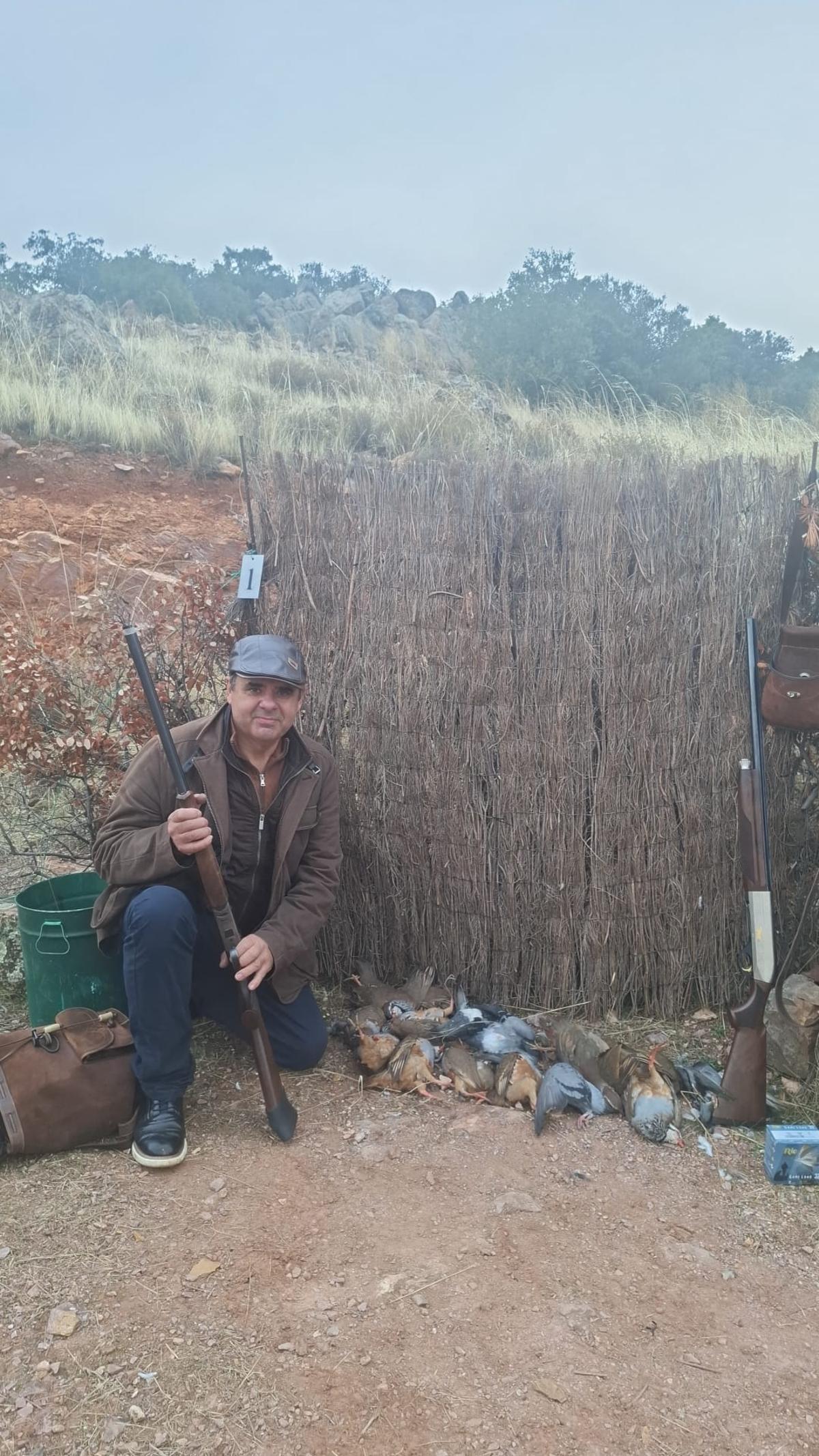 El hostelero grovense Pablo Agrelo, en un puesto de caza de pluma en tierras de Toledo.