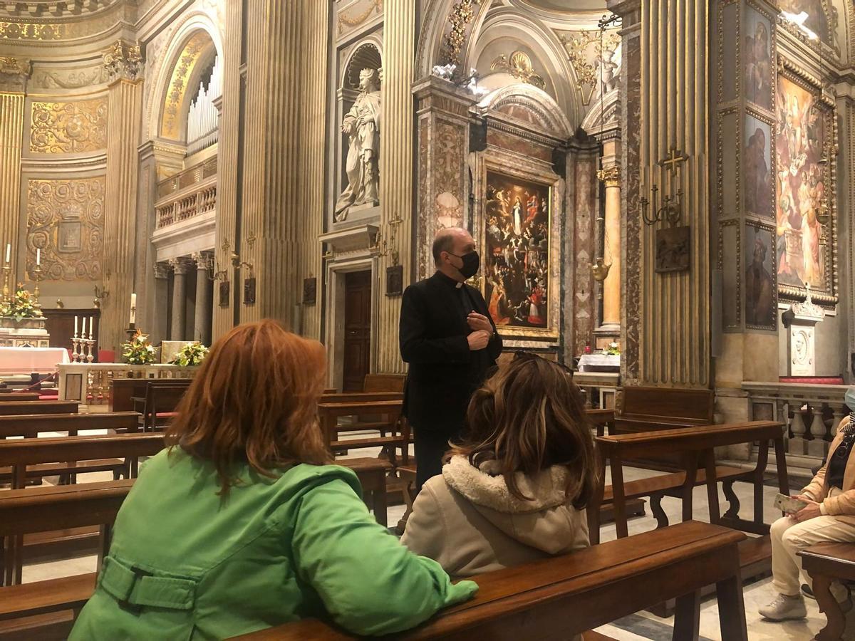 Brosel, en el templo de Montserrat en Roma, durante una visita de un grupo de valencianos.