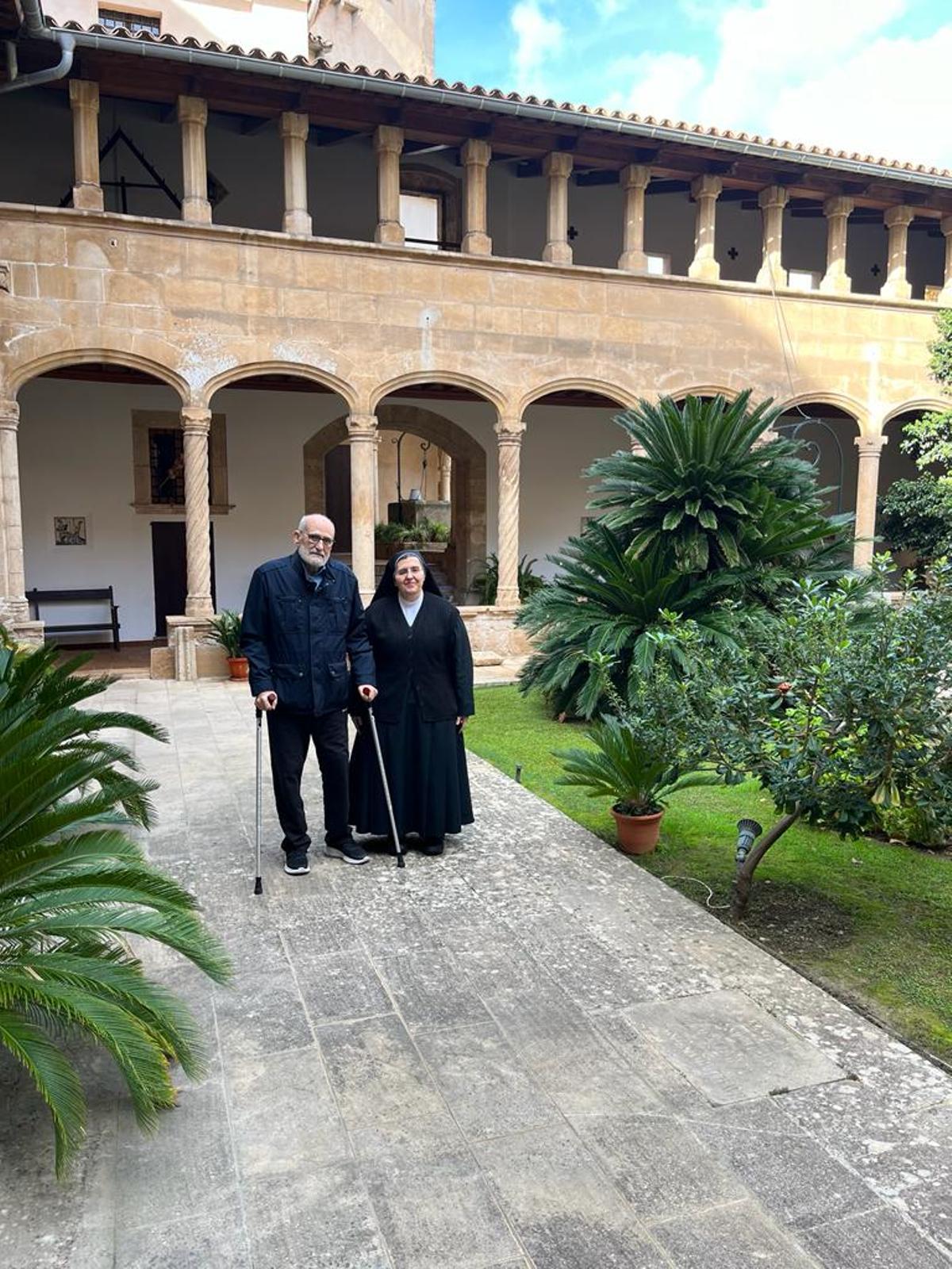 Josep Forteza-Rey con la priora del convento, María del Pilar Fernández