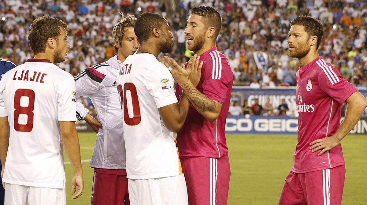 El excentrocampista azulgrana desaira al defensa blanco antes del partido que ha enfrentado al Madrid y al Roma en la Guinness International Champions Cup.