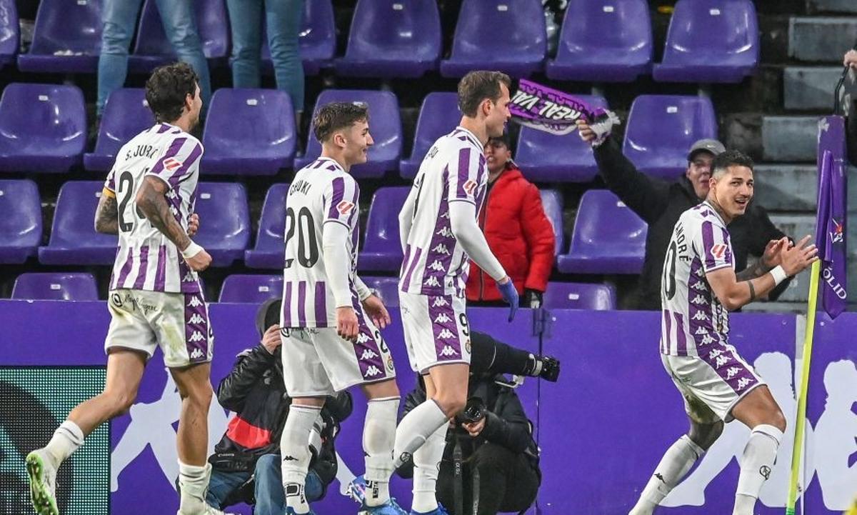 Marcos André celebra un gol seguido de sus compañeros.