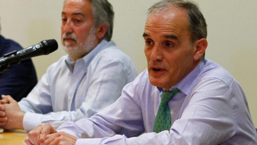 Marcelino Maté, presidente de la FCYLF junto al delegado provincial, Alfredo Rodríguez Santa Cecilia. | LOZ