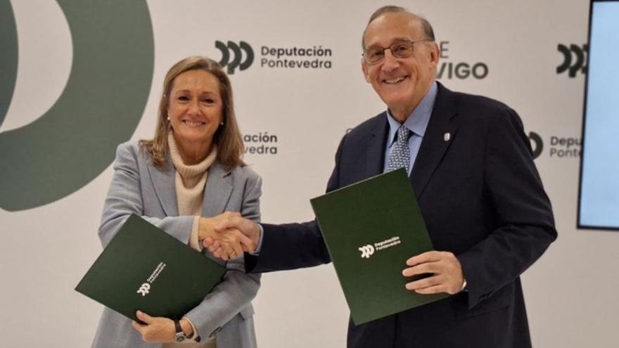 Luisa Sánchez y Manuel Reigosa, durante la firma del convenio.