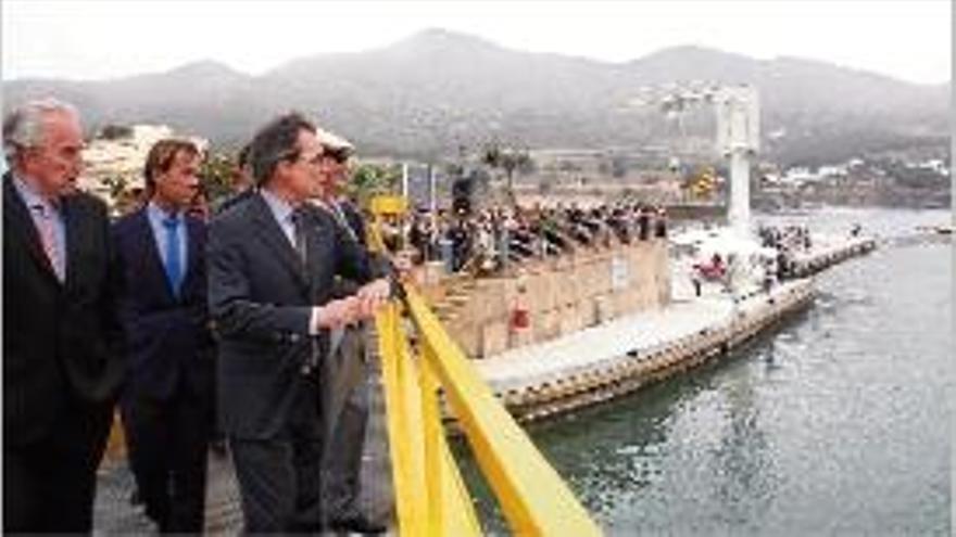 El president de la Generalitat, Artur Mas, durant la visita al port de Colera.