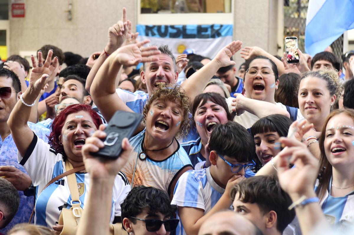 Aficionados argentinos siguen la final del Mundial en A Coruña
