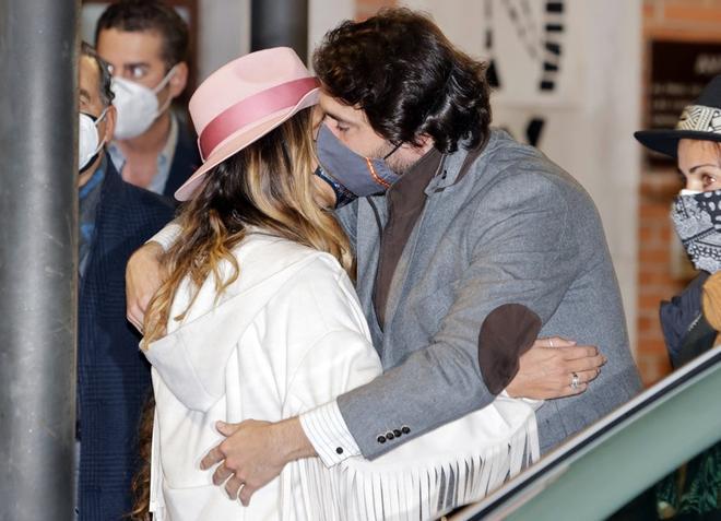 Javier Ungría y Elena Tablada se abrazan en el entierro de su abuela