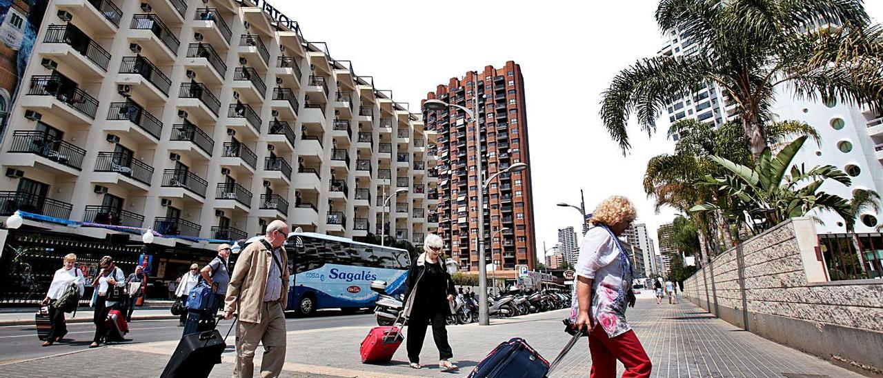 Turistas británicos llegan a un hotel de Benidorm, antes del estallido de la pandemia. | LEVANTE-EMV