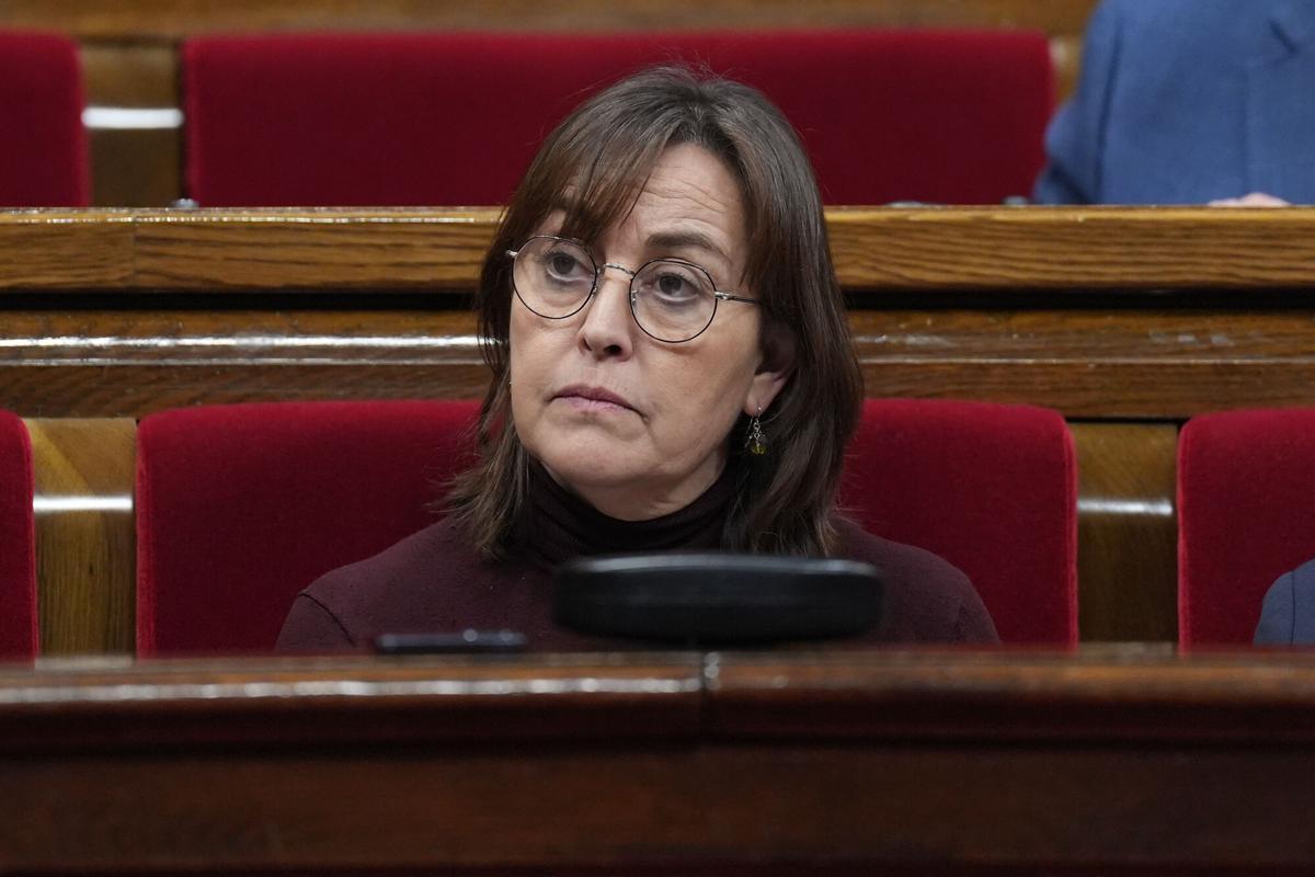 La portavoz del Govern, Sílvia Paneque, durante un pleno en el Parlament de Cataluña, a 12 de febrero de 2026, en Barcelona, Cataluña (España). Meteocat ha activado para este jueves 12 de febrero el aviso rojo (con grado de peligro máximo de seis sobre seis) por fuertes rachas de hasta los 100 kilómetros por hora y la Generalitat ha suspendido toda actividad escolar, universitaria, deportiva e intervención sanitaria que no sea urgente. Sin embargo, la Cámara catalana ha decidido mantener la celebración del pleno. El orden del día ha incluido la votación de la reprobación a la consejera de Territorio y al ministro de Transportes por el caos en Rodalies. 12 FEBRERO 2026;PARLAMENTO DE CATALUÑA David Zorrakino / Europa Press 12/02/2026. Sílvia Paneque;David Zorrakino