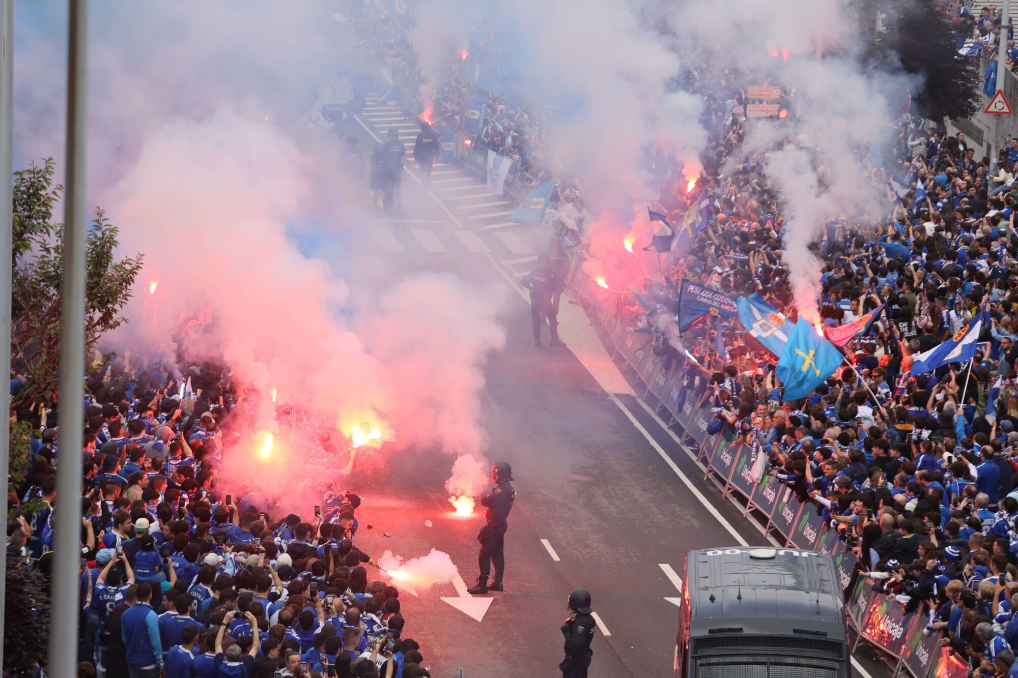Así fue el recibimiento de la afición al Real Oviedo y toda la previa del último partido de la temporada