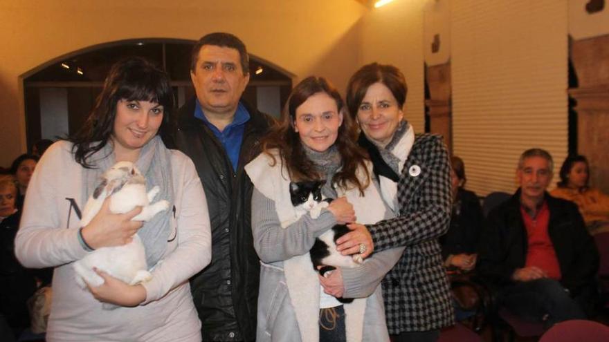 Nadia de Luelmo, con el conejo &quot;Tilo&quot; en sus brazos; el jefe de la Policía Local, José Cuevas; Mercedes García, con la gata &quot;Linda&quot;, y Rosi González, ayer, en la Casa de Cultura.