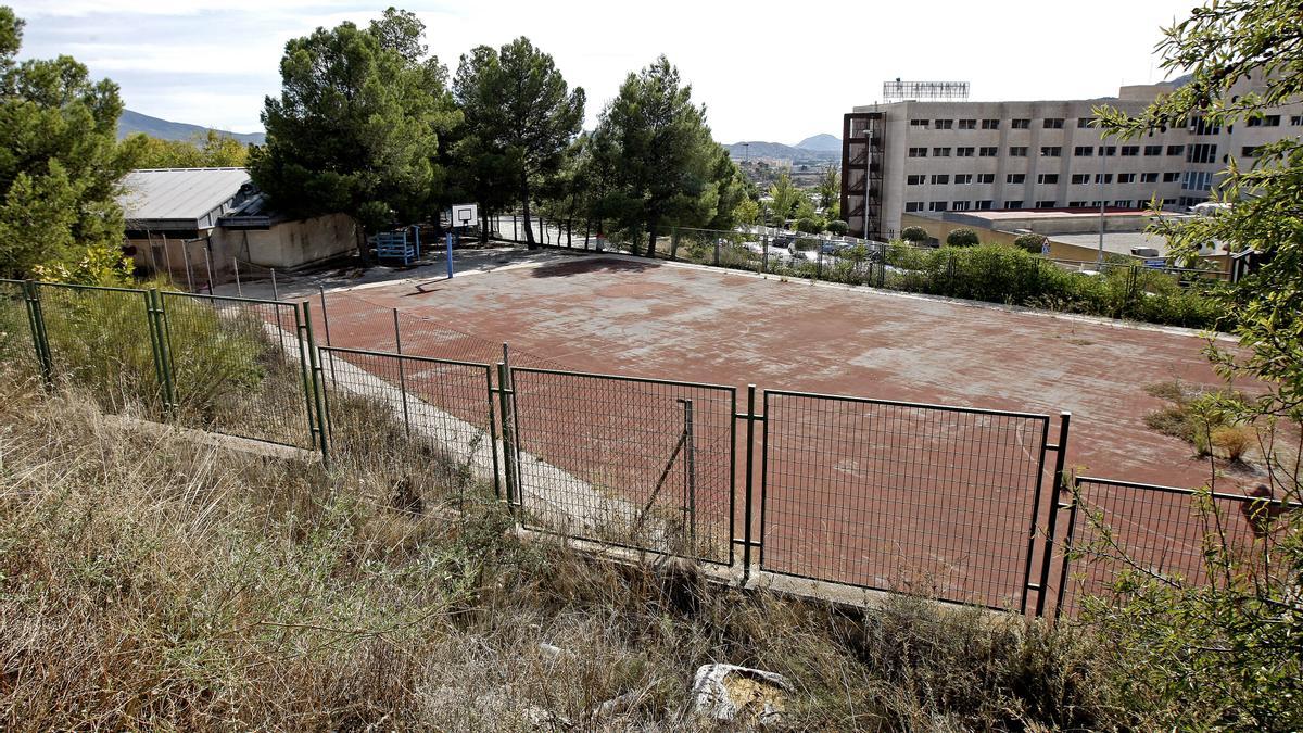 El abandonado colegio Miguel de Cervantes será demolido para destinar el terreno a un aparcamiento público junto al Hospital de Elda.