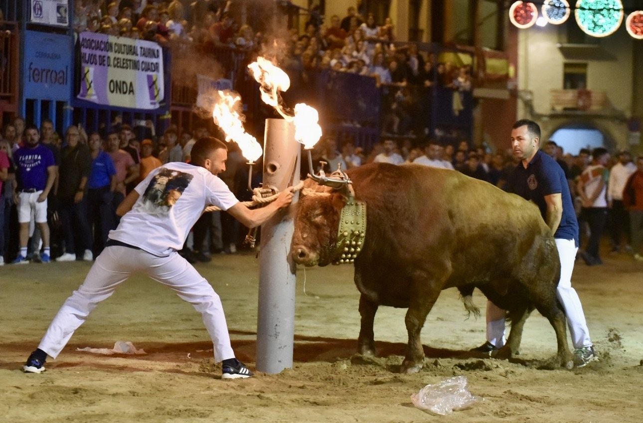 Las fotos del intenso miércoles de 'bous al carrer' de la Fira d'Onda, con visita de Bruno Soriano