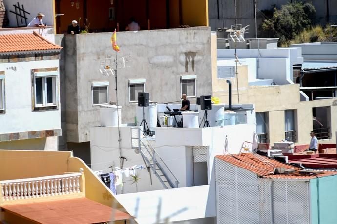 22-03-20 LAS PALMAS DE GRAN CANARIA. BARRIO DE PEDRO HIDALGO. LAS PALMAS DE GRAN CANARIA. Verbena Pedro Hidalgo.  El músico Moisés Afonso organiza una verbena desde su azotea para todas las azoteas del barrio de Pedro Hidalgo.   Fotos: Juan Castro.  | 22/03/2020 | Fotógrafo: Juan Carlos Castro