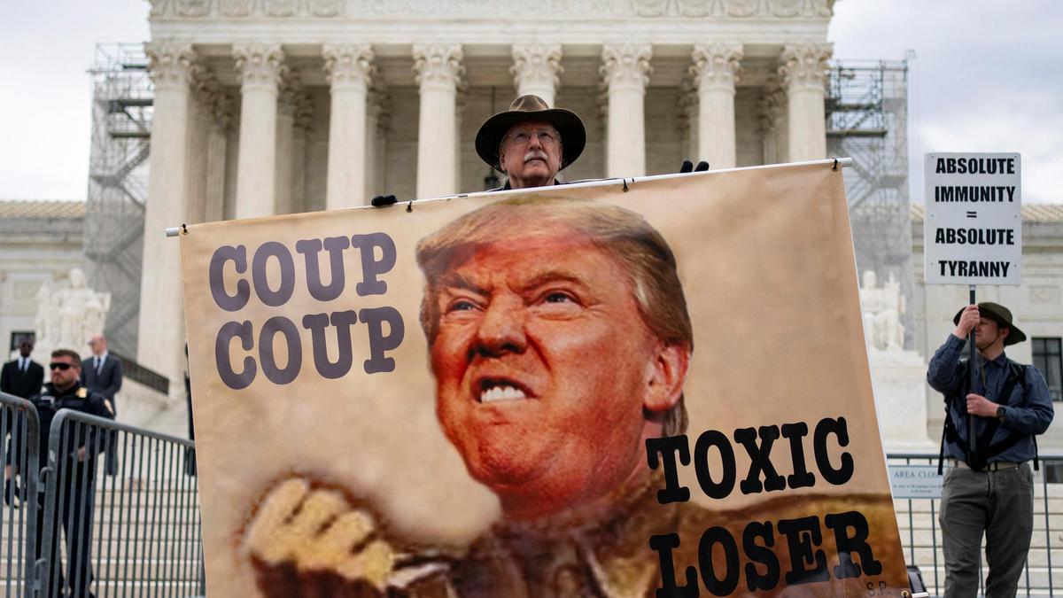 Un manifestante muestra un cartel contra Trump frente al Tribunal Supremo, este jueves en Washington.