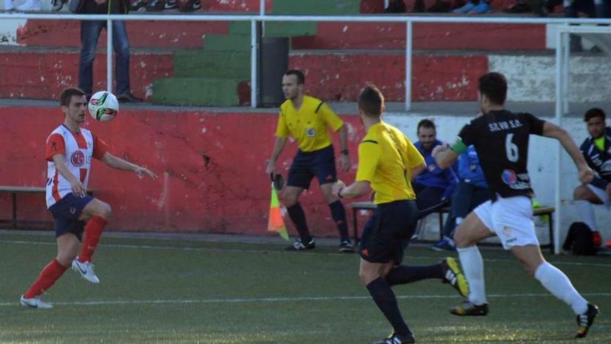 Benja controla un balón en el partido entre el Alondras y el Silva. // Gonzalo Núñez