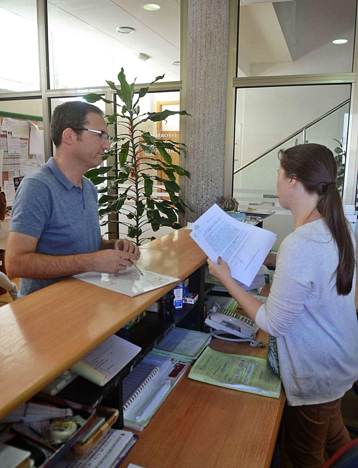 José Manuel Aspérez presenta una moción por registro.