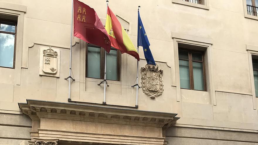 Los representantes de los partidos que forman la Coalición Municipalista Regional, frente al Palacio de San Esteban.