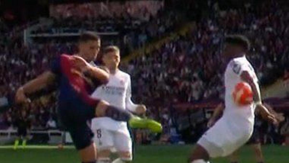 La mano de Tchouaméni en el clásico