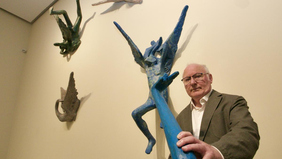 Juan Martínez Lax, ayer en el  Mubam, posando con algunas de sus esculturas.